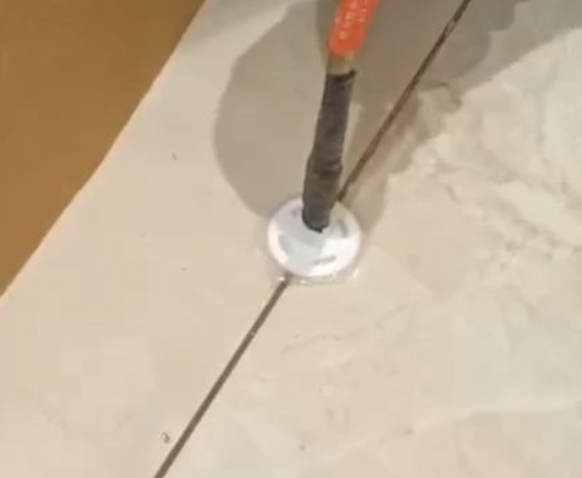 天全瓷砖空鼓维修公司专业解答瓷砖在铺贴过程中，如果没有涂抹均匀到位的粘结材料（如水泥砂浆或瓷砖胶），可能会导致以下问题